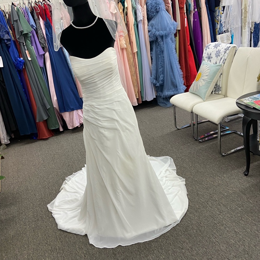 Elegant Strapless White Wedding Dress with Ruched Bodice